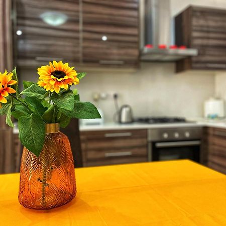 Charming Two Bedroom Apartment Pietà Екстериор снимка