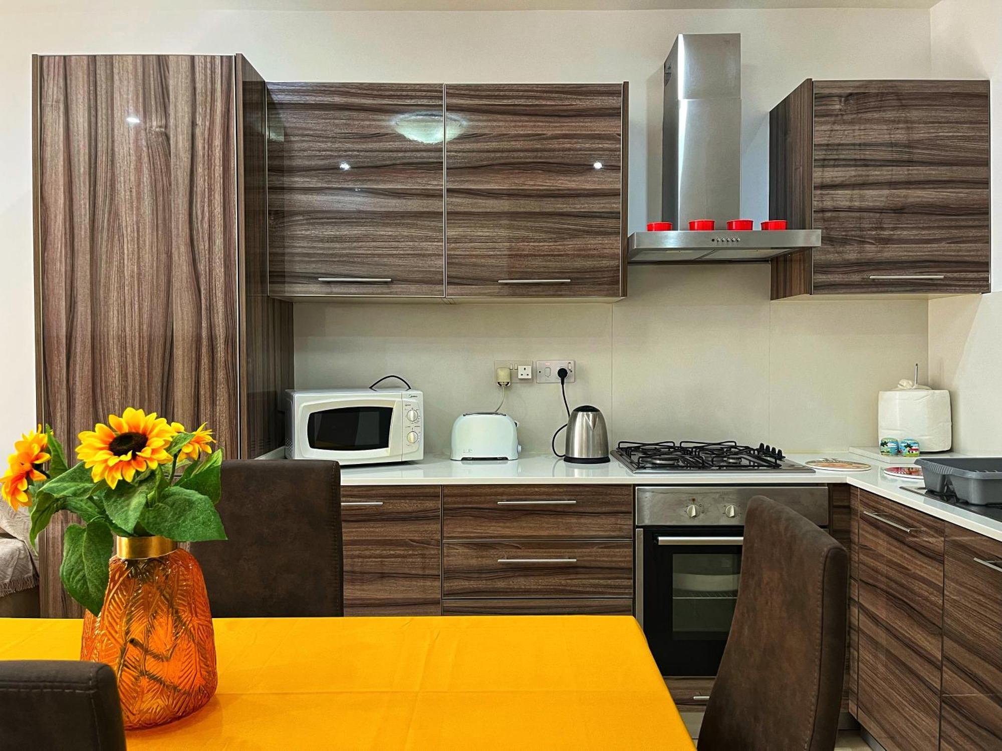 Charming Two Bedroom Apartment Pietà Екстериор снимка