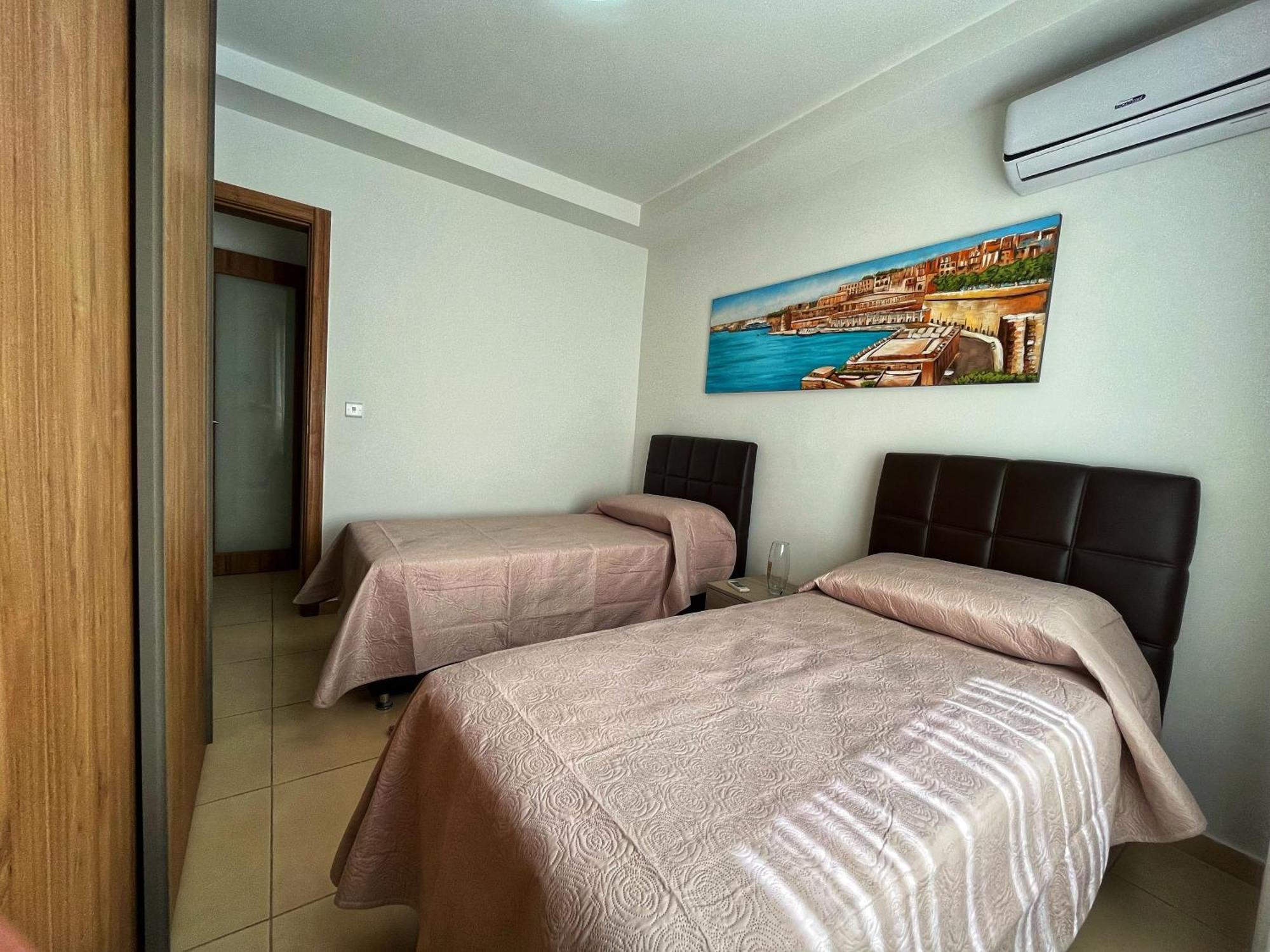 Charming Two Bedroom Apartment Pietà Екстериор снимка